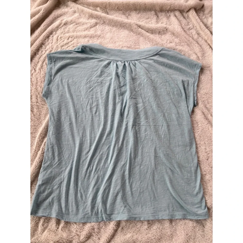 LL Bean Womens M Slub Knit Top Light Blue V Neck Cap Sleeve Casual - Picture 3 of 4